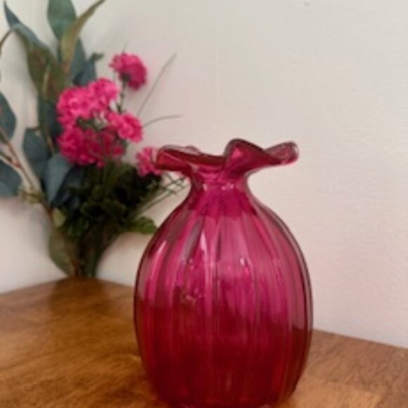 Vintage Cranberry Glass Vase – Handblown Ribbed Swung Edge - Picture 4 of 5